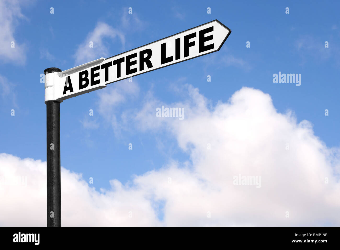 Concetto di immagine di un bianco e nero cartello con le parole di una vita migliore contro un blu cielo nuvoloso. Foto Stock