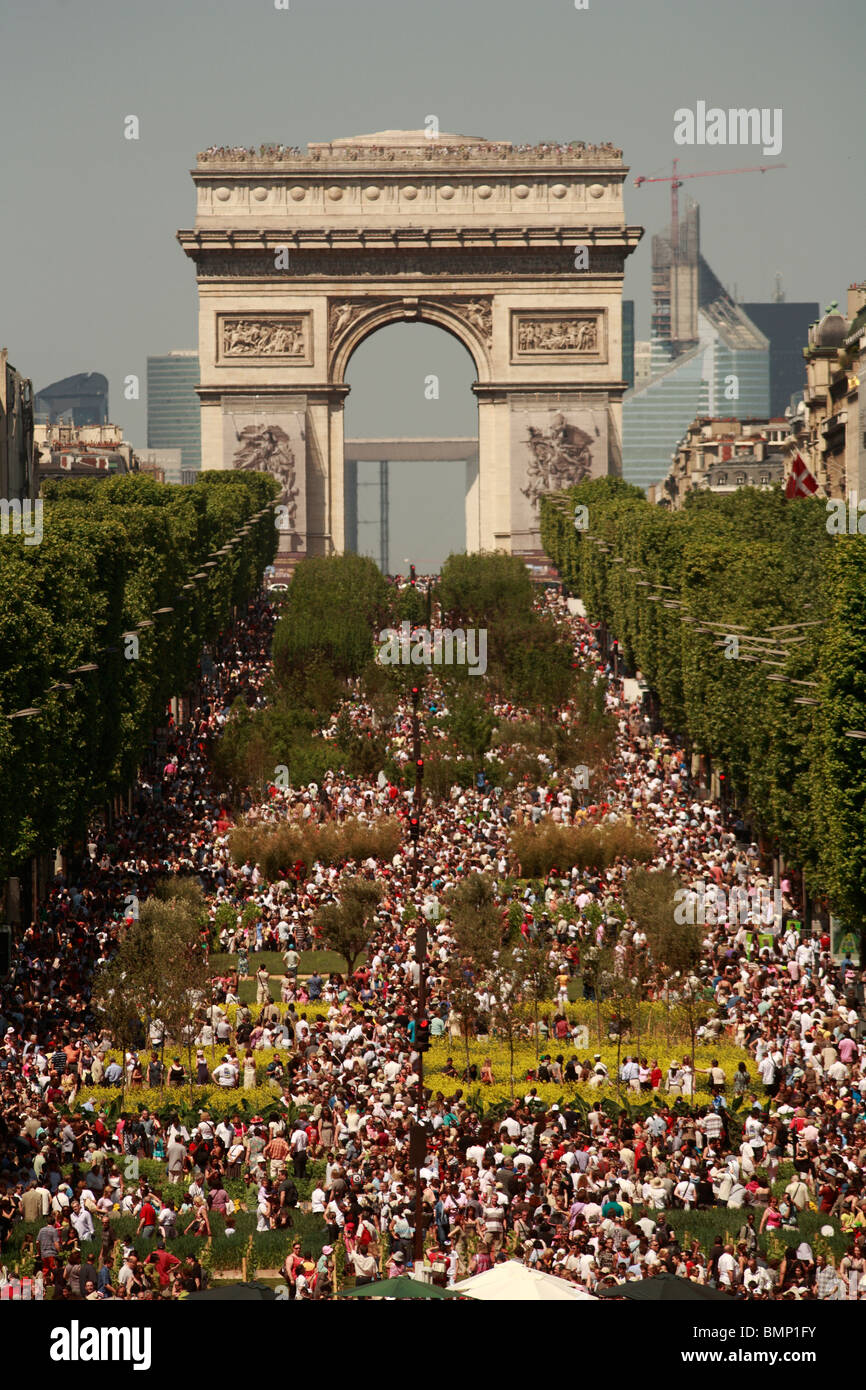 La folla visitare gli Champs Elysees di Parigi, Agriculturalists mettere le piante ci come una dimostrazione della loro professione - Foto Stock