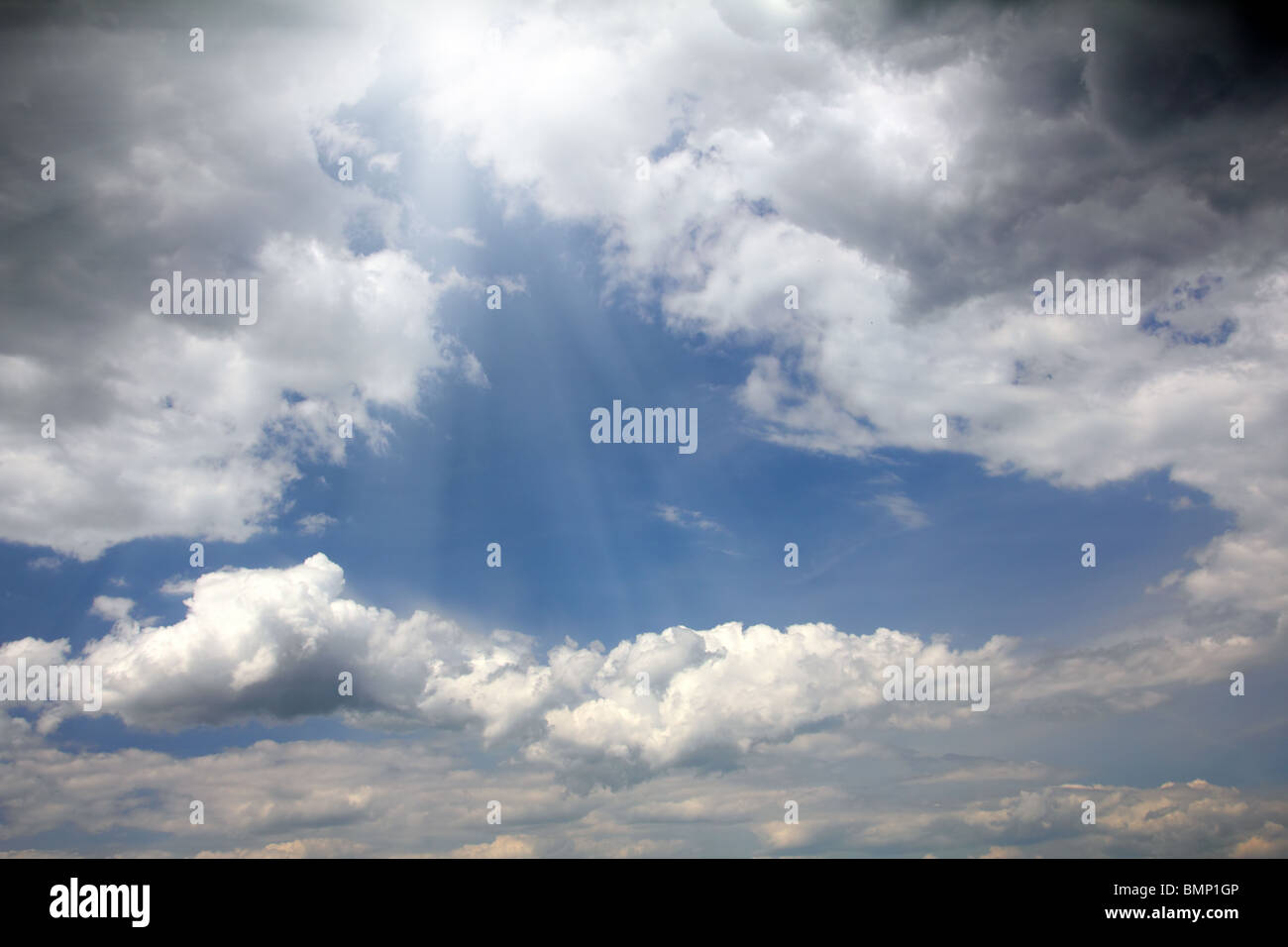 Scena drammatica con nuvole e cielo blu dietro Foto Stock