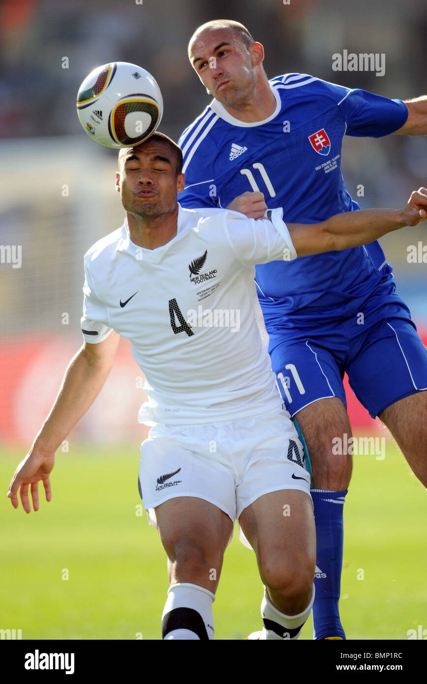 WINSTON REID & ROBERT VITTEK NUOVA ZELANDA V SLOVACCHIA ROYAL BAFOKENG STADIUM SUD AFRICA 15 Giugno 2010 Foto Stock