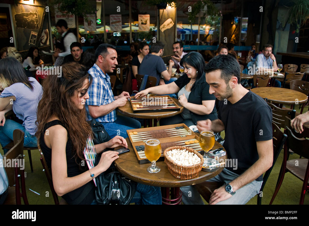 Kizilay di Ankara Turchia studenti turchi Bar Pub Cafe Foto Stock