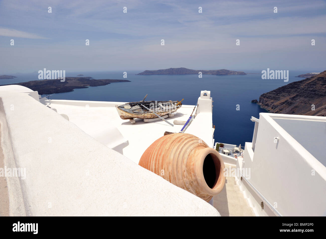 Urna di terracotta e la vecchia barca a remi sul tetto di un hotel a Firostefani Santorini, Cicladi Grecia Foto Stock