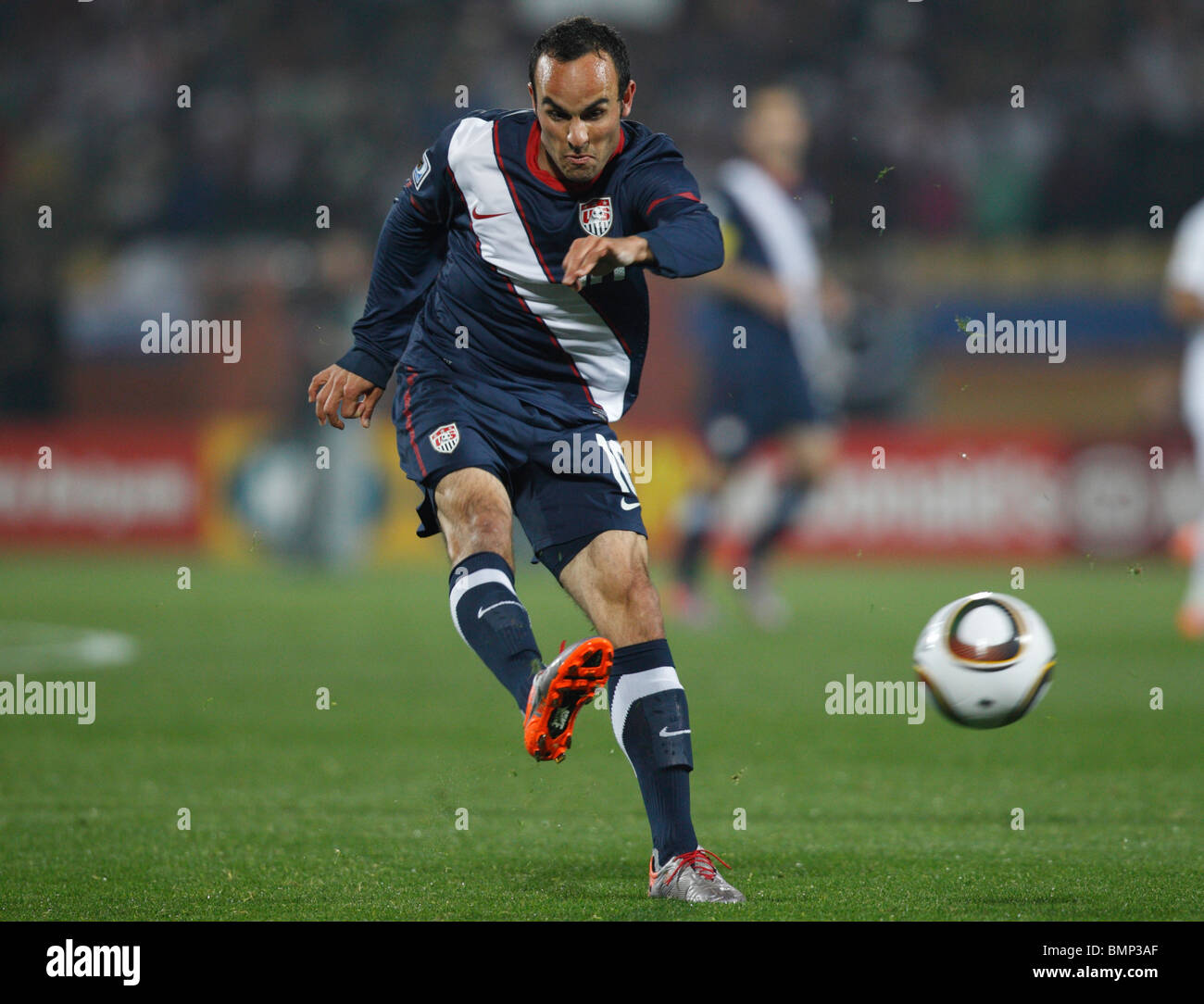 Landon Donovan degli Stati Uniti crepe un colpo contro l'Inghilterra durante la Coppa del Mondo FIFA 2010 football match Giugno 12, 2010. Foto Stock