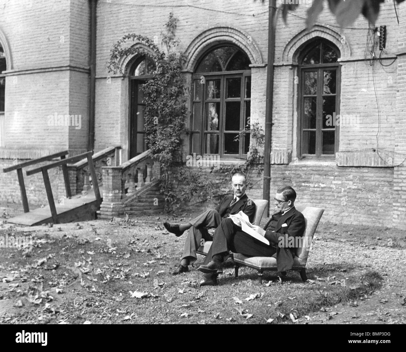 SIR ALEXANDER CADOGAN (sinistra) e Anthony Eden nella motivazione della Legazione Britannica a Teheran, novembre 1943. Foto di Gale Lewis Foto Stock