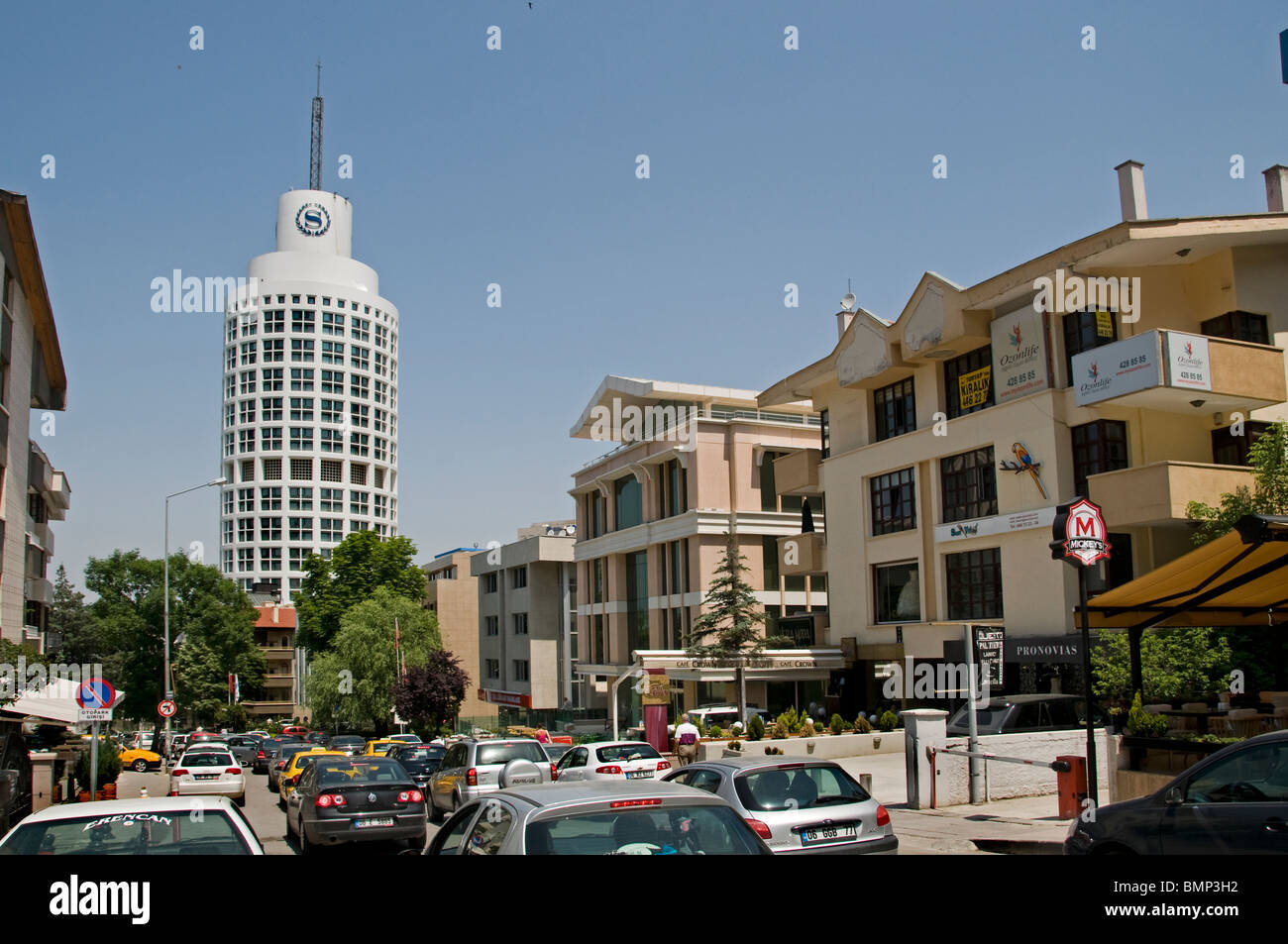 Kavaklidere ristoranti, shopping elegante quartiere Ankara Turchia Hilton Tower Foto Stock