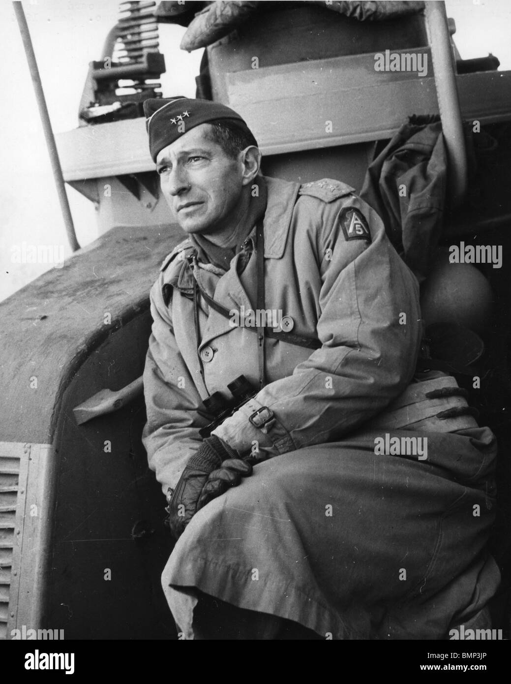 LT GEN MARK W CLARK, comandante generale, noi quinto esercito, a bordo di una barca di PT in direzione Anzio beachead, Italia, Gennaio 1944 Foto Stock