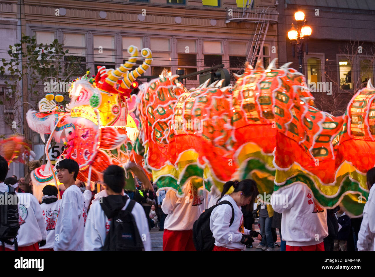 Anno Nuovo Cinese dragon inizia la sfilata sul mercato di Santa Foto Stock