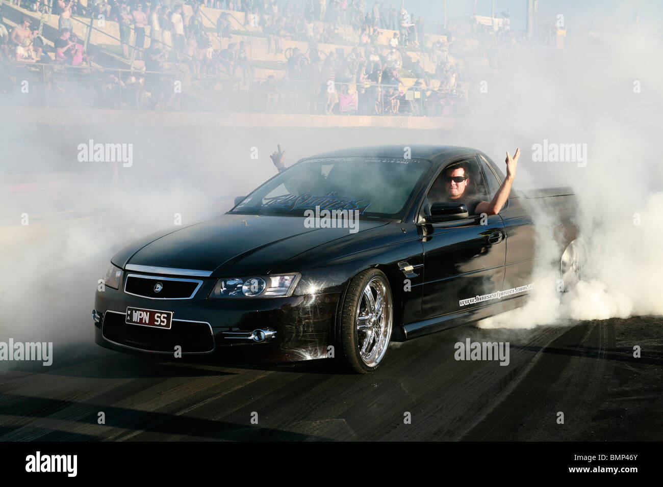 Holden utility o pick up truck eseguendo una massiccia pneumatici burnout di fumare a un australiano lifestyle car show Foto Stock