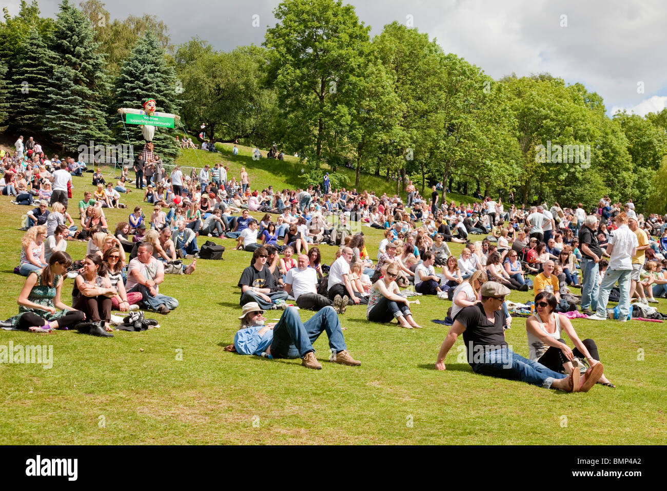 La folla godendo il sole e ascolto di musica a Kelvingrove Park come parte del 2010 Glasgow West End Festival di domenica, Foto Stock