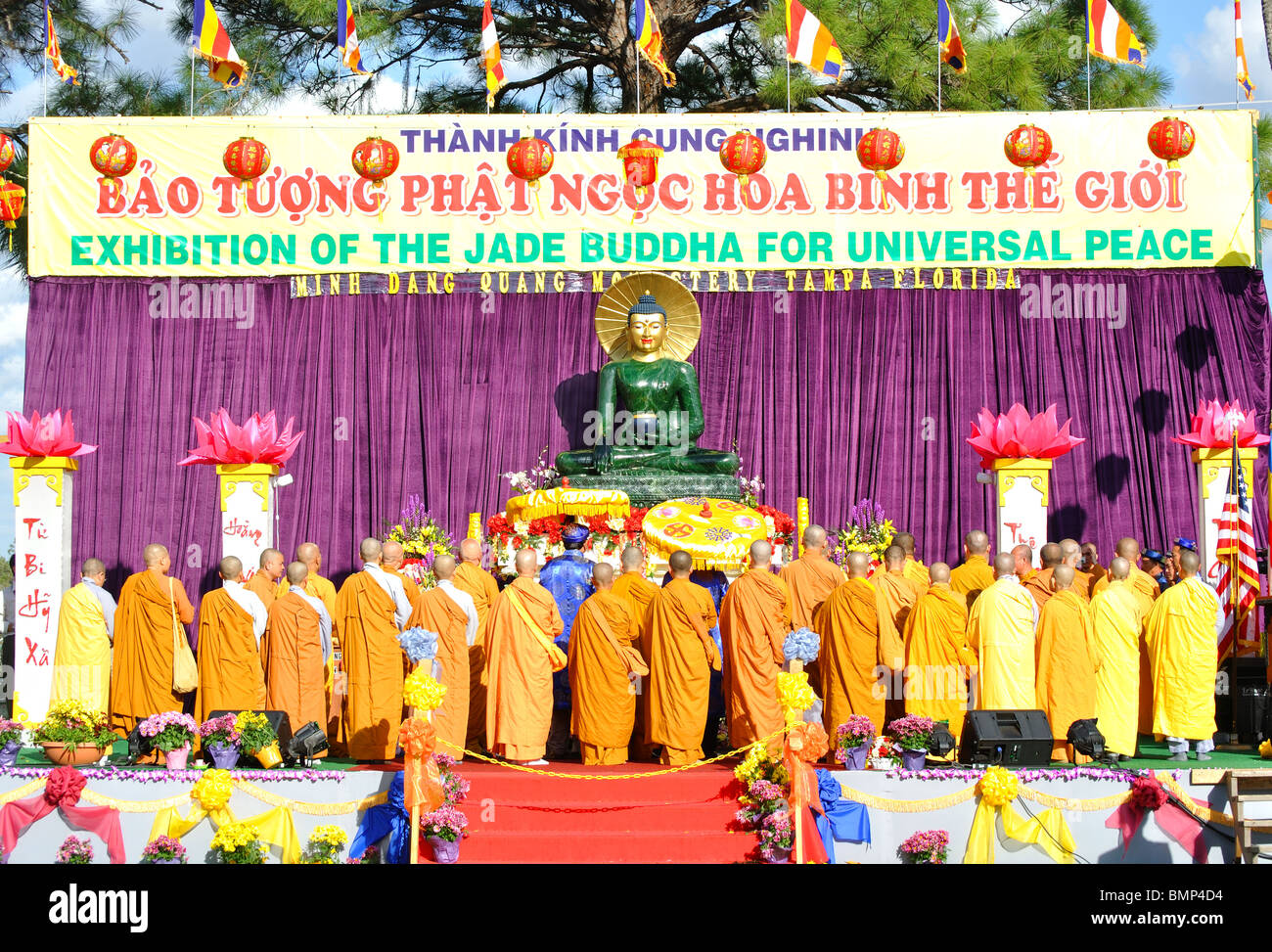 I monaci alla mostra del Buddha di Giada Foto Stock