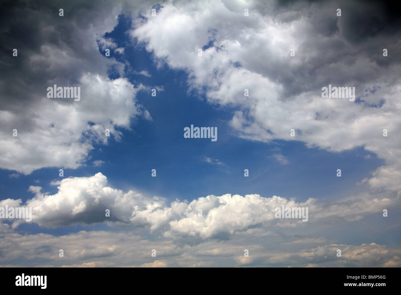 Scena drammatica con nuvole e cielo blu dietro Foto Stock