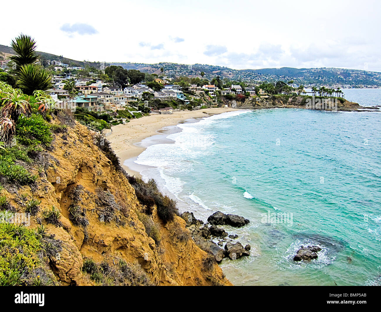 La costa e le case lungo l'Oceano Pacifico in Laguna Beach, California, Stati Uniti d'America. Foto Stock