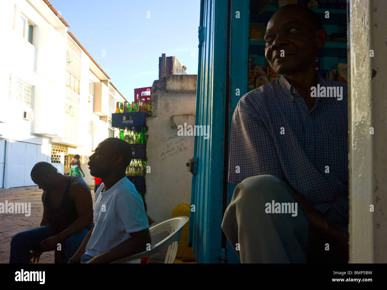 Gli uomini di bere birra a un cibo in stallo a Maputo, Mozambico, Africa. Foto Stock