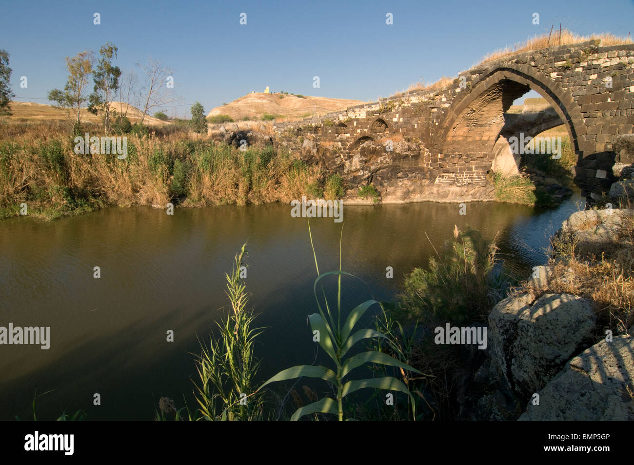 Jisr el-Majami o Jisr al-Mujamieh antico ponte di pietra, forse di origine romana, sul fiume Giordano al confine tra Israele e Giordania Foto Stock