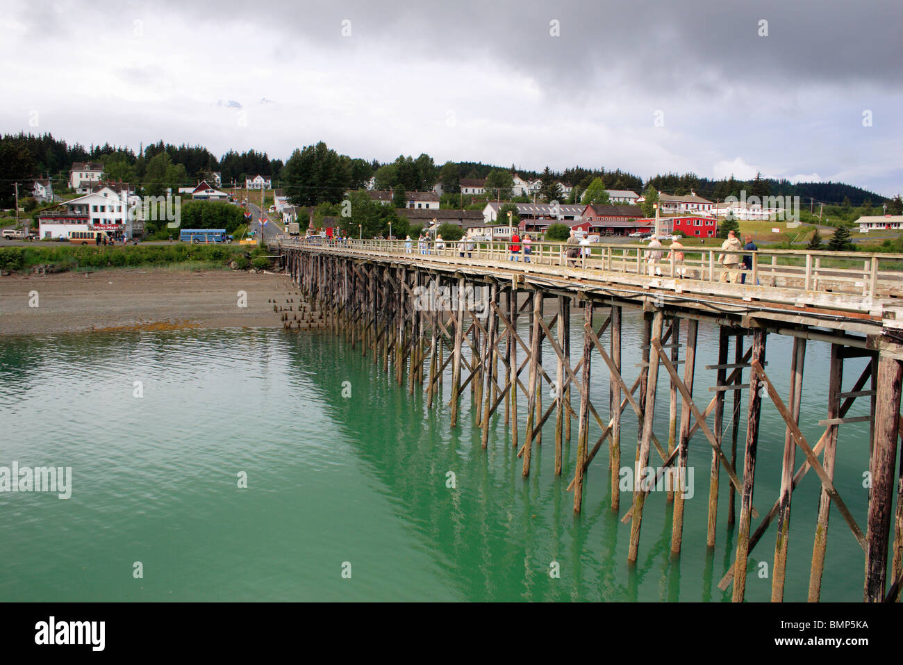 Un molo ; ponte di legno di collegamento terminale di nave per la città ; Haines ; Haines borough ; Alaska ; U.S.A. Stati Uniti d'America Foto Stock