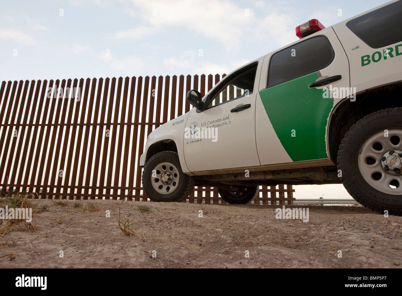 Stati Uniti Pattuglia di Confine veicolo lungo il muro di confine tra gli Stati Uniti e il Messico nei pressi di Hidalgo, Texas e Reynosa, Messico Foto Stock