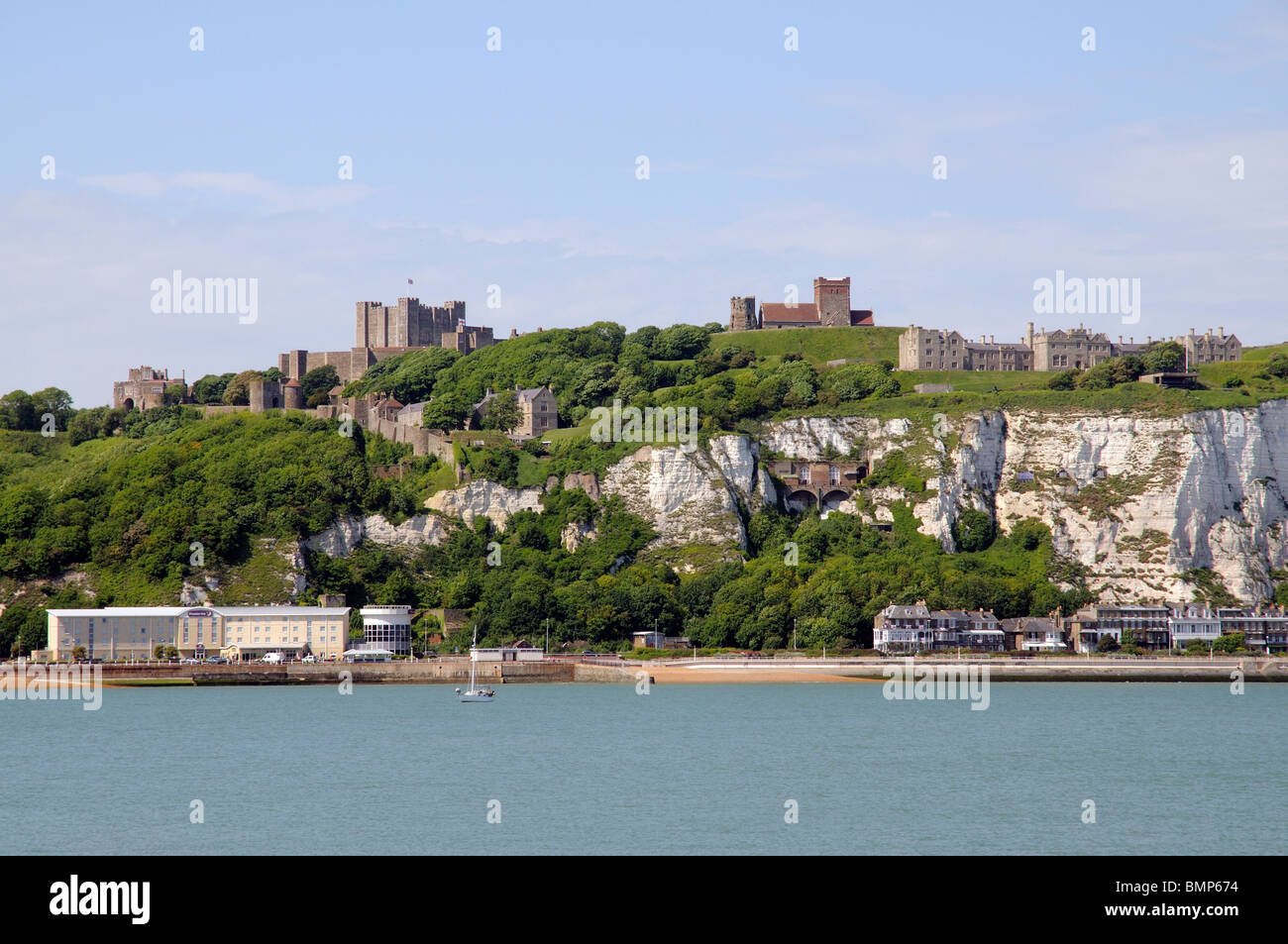 Le Bianche Scogliere di Dover Kent England Regno Unito Dover Castle & St Marys Castro chiesa & Saxon Faro sulla scogliera Foto Stock