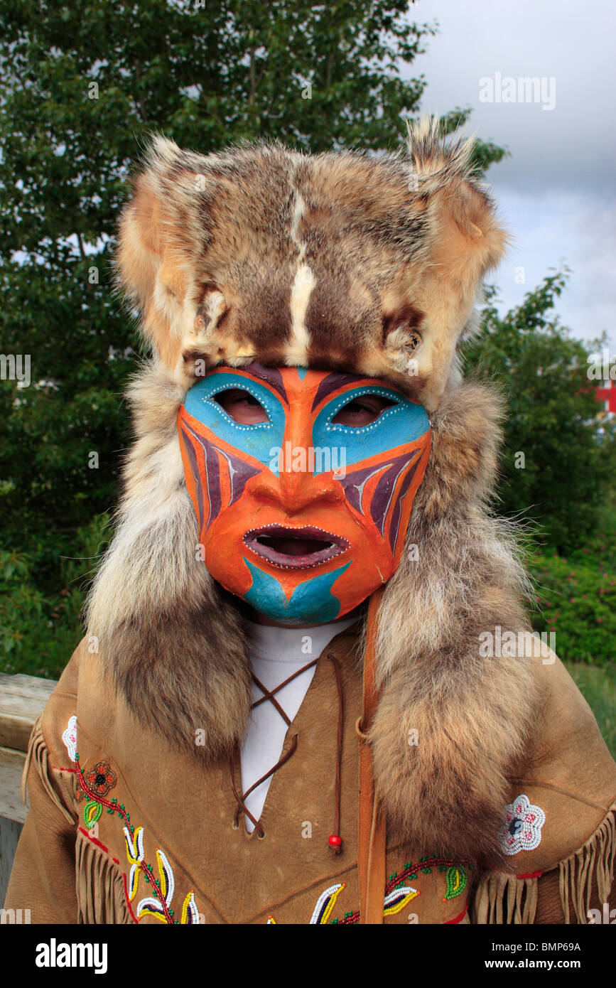 Un uomo che indossa la maschera per il viso ; fur pac ; Haines ; Haines borough ; Alaska ; U.S.A. Stati Uniti d'America Foto Stock
