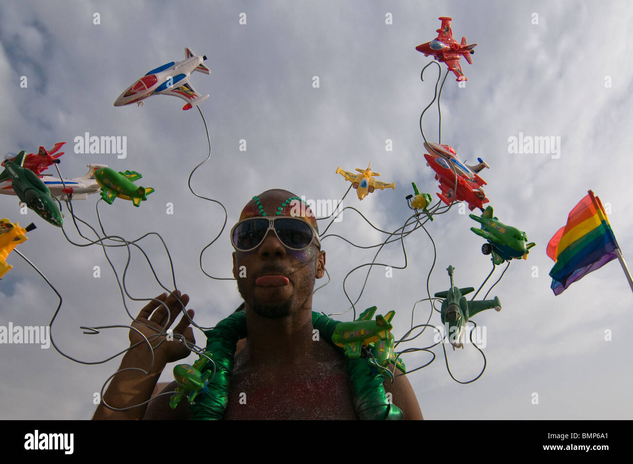Nero reveler durante l annuale Gay Pride Parade lungo le strade di Tel Aviv, Israele Foto Stock