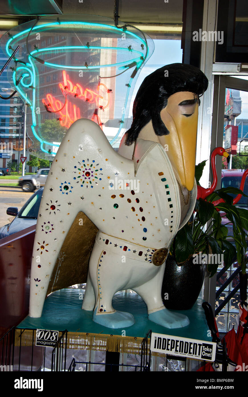 Whimsical di vetroresina pelican scultura "bacino" decorata come Elvis Presley a Hub City Diner Lafayette Louisiana USA Foto Stock