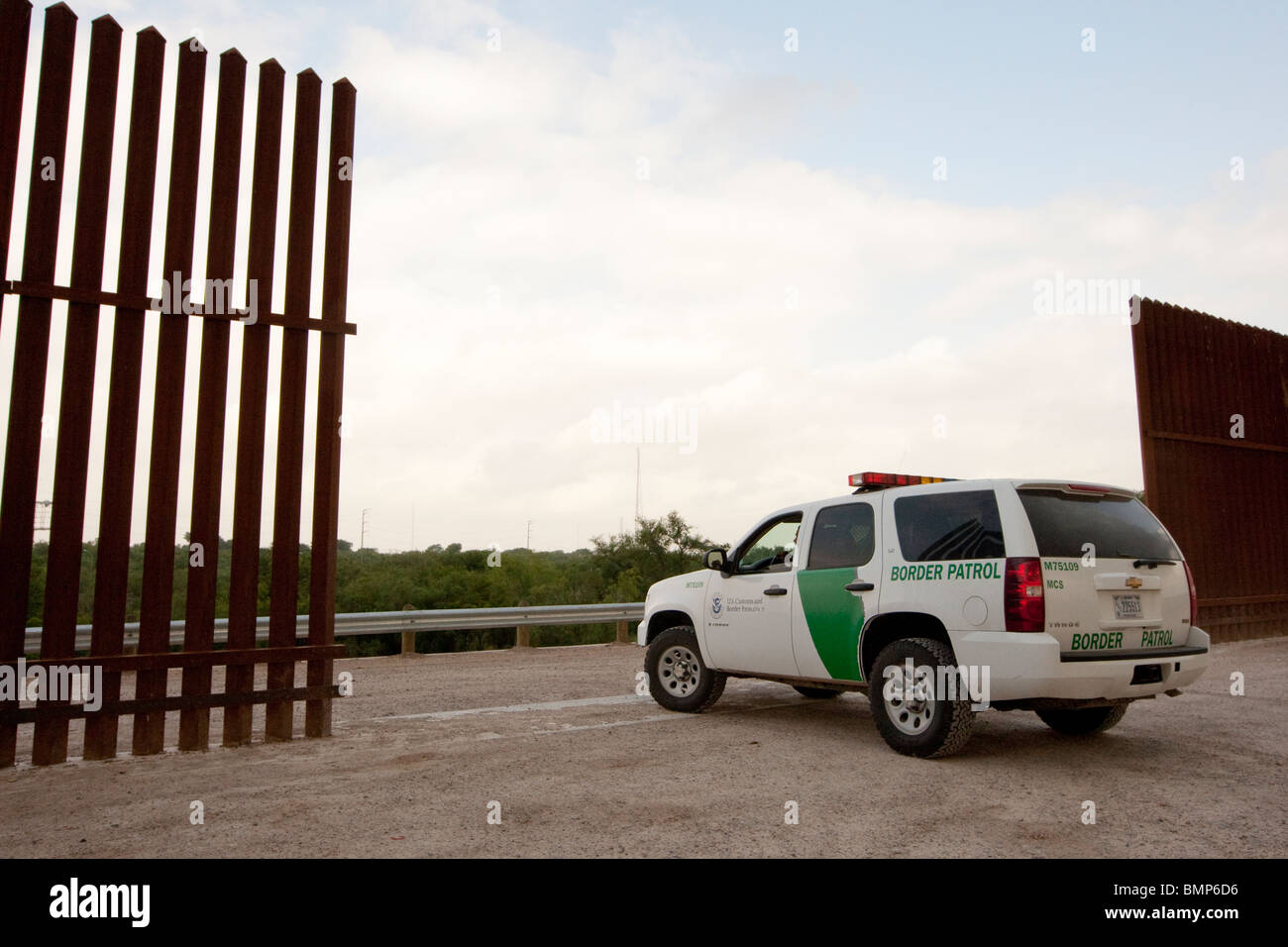 Stati Uniti Pattuglia di Confine veicolo lungo il muro di confine tra gli Stati Uniti e il Messico nei pressi di Hidalgo, Texas e Reynosa, Messico Foto Stock