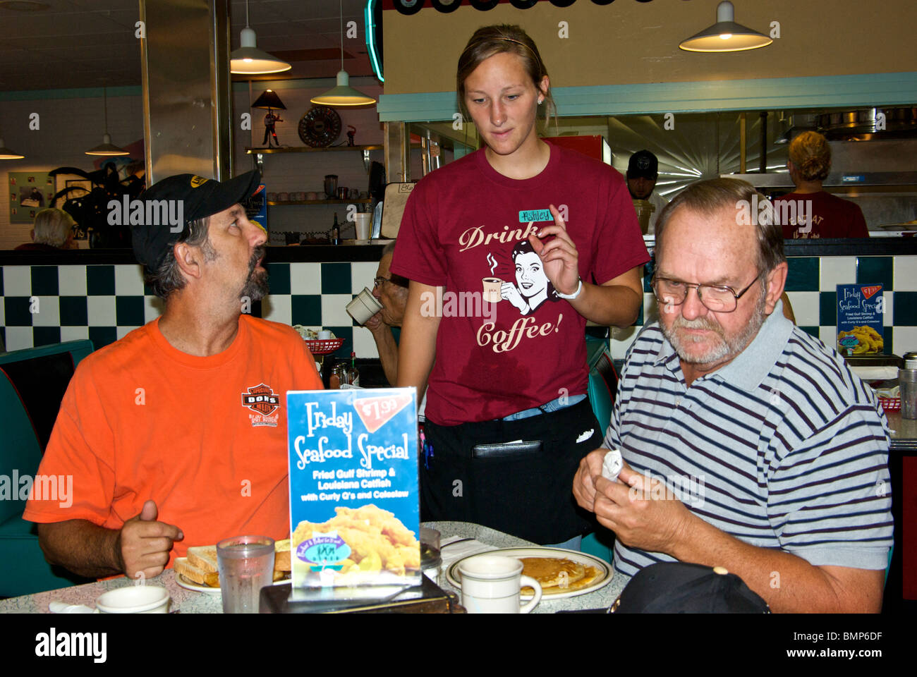 Patroni seduta a tavola parlando alla cameriera di Hub City Diner Lafayette Louisiana USA Foto Stock