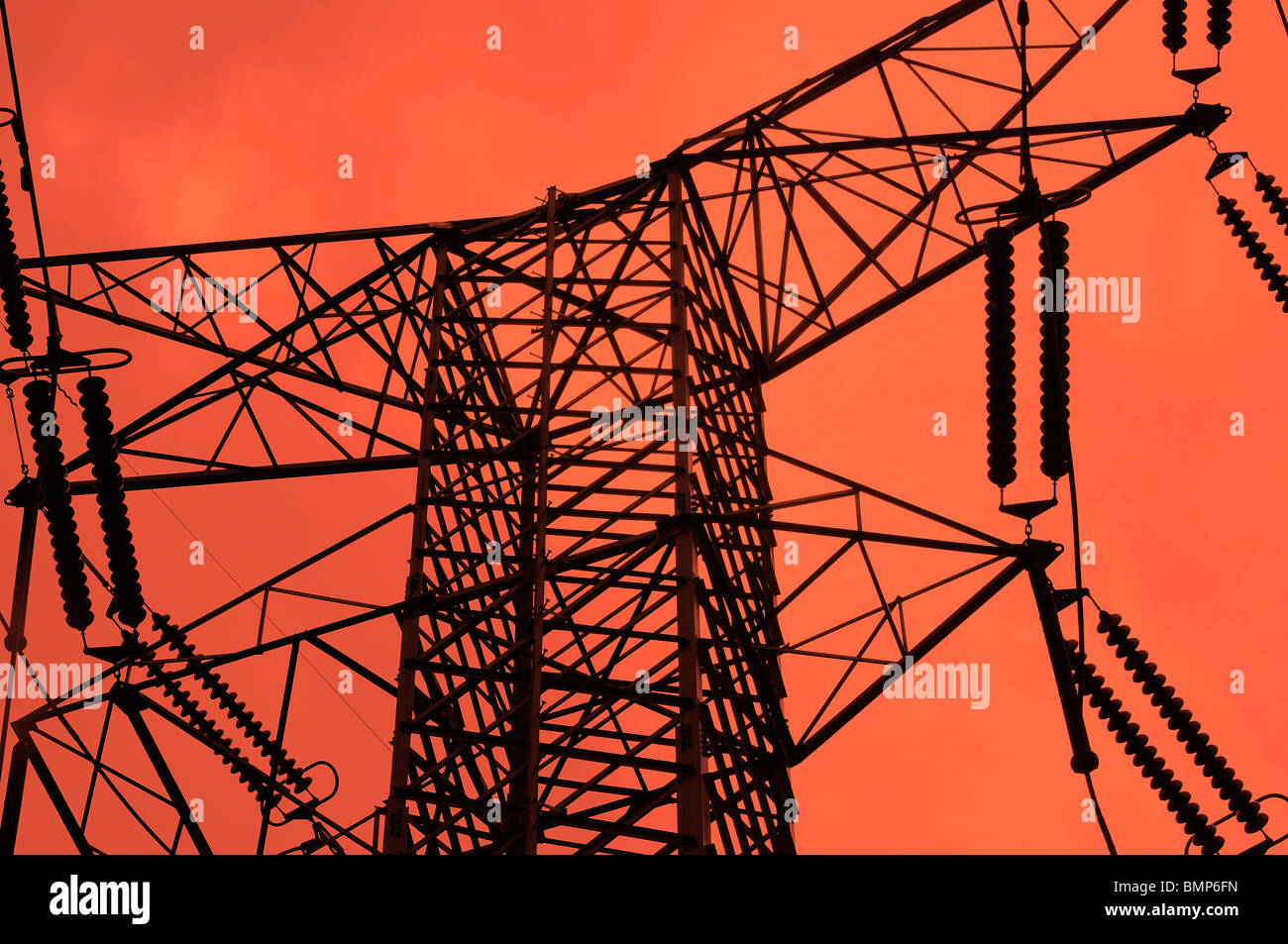 Tensione alta torre di trasmissione Foto Stock