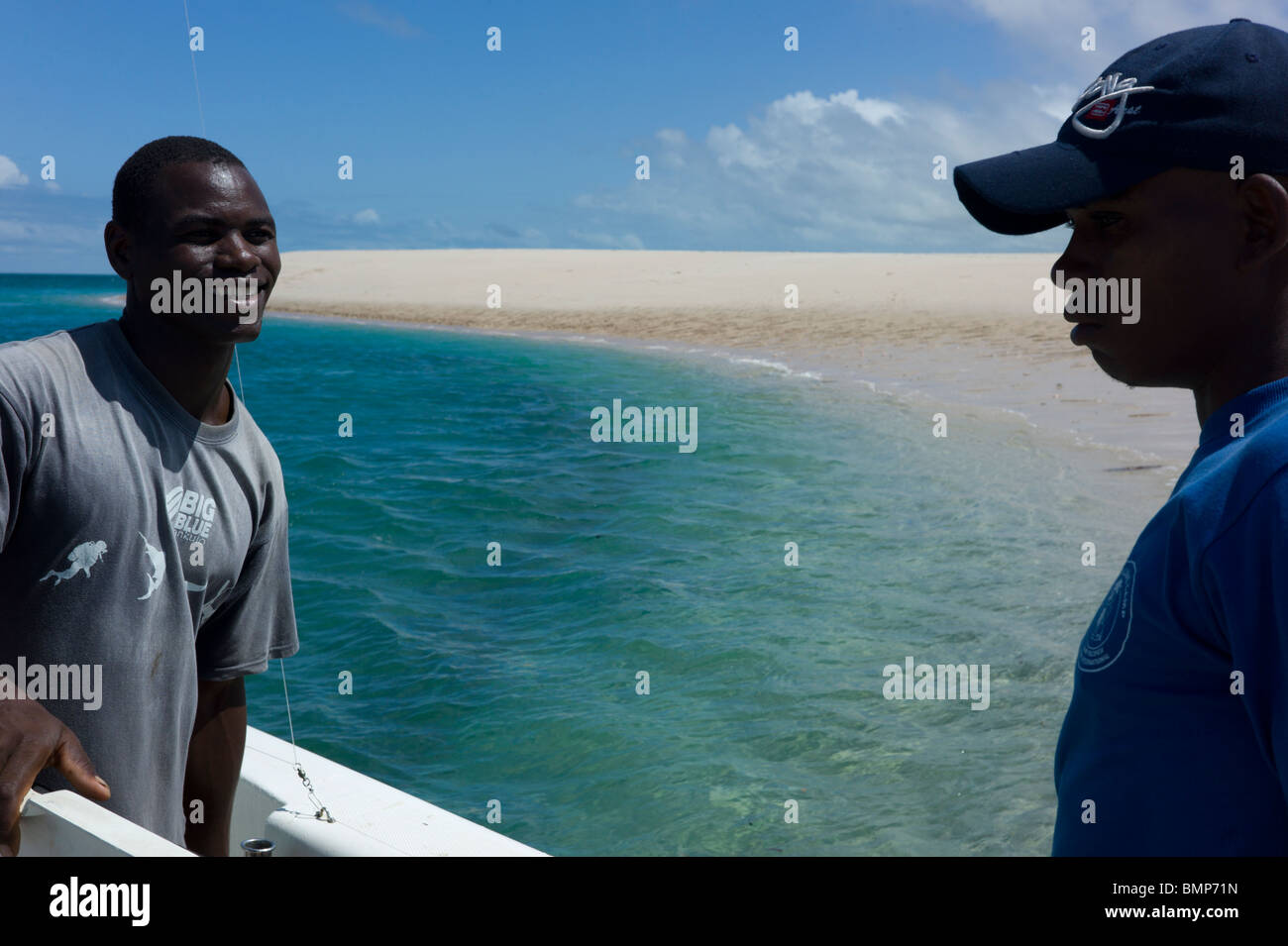Due locali su una barca presso l'Arcipelago di Bazaruto, Mozambico, Africa. Foto Stock