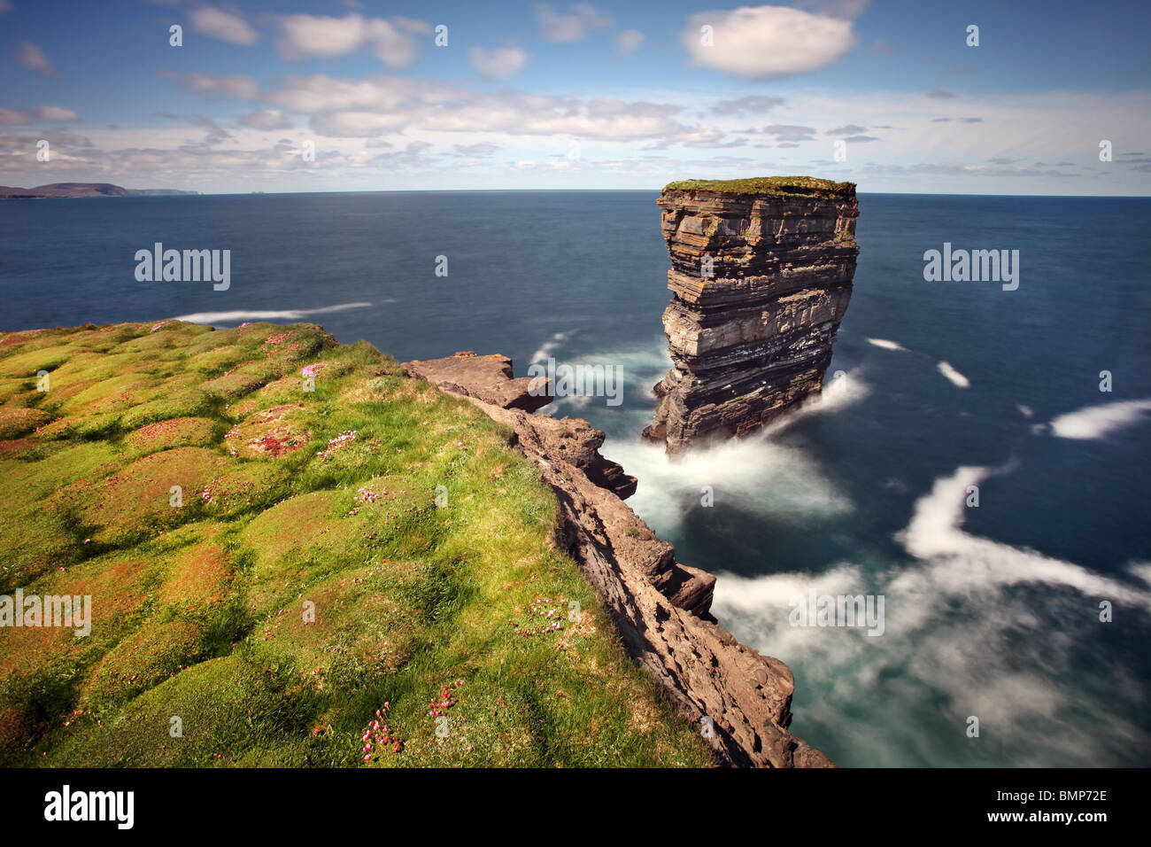 Dun Briste, uno spettacolare mare-pila Stand off Downpatrick Head, Co. Mayo. L'Irlanda. Foto Stock