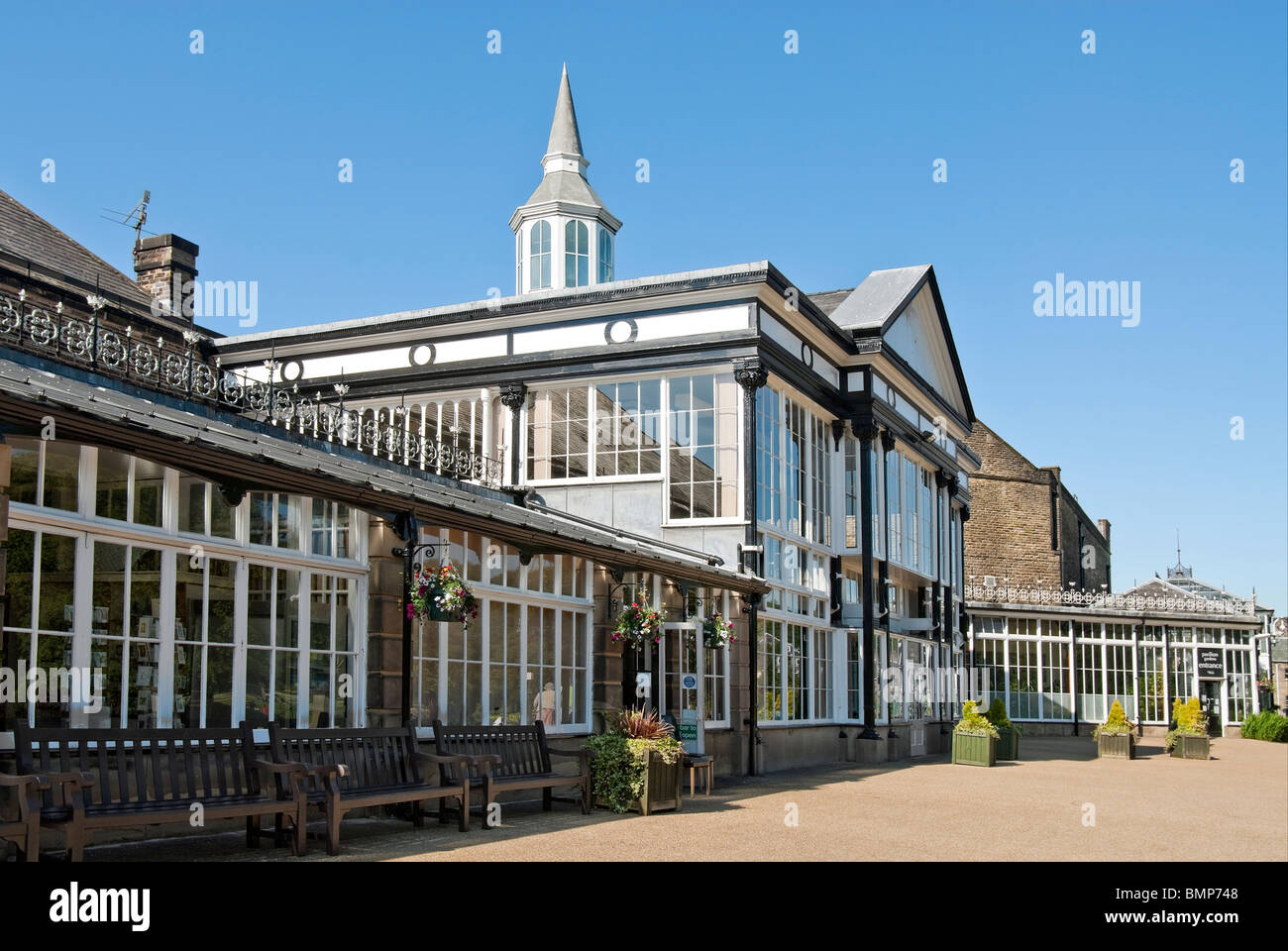Immagine del Pavilion Gardens in Buxton, una sede storica situata nel cuore di Buxton. Foto Stock