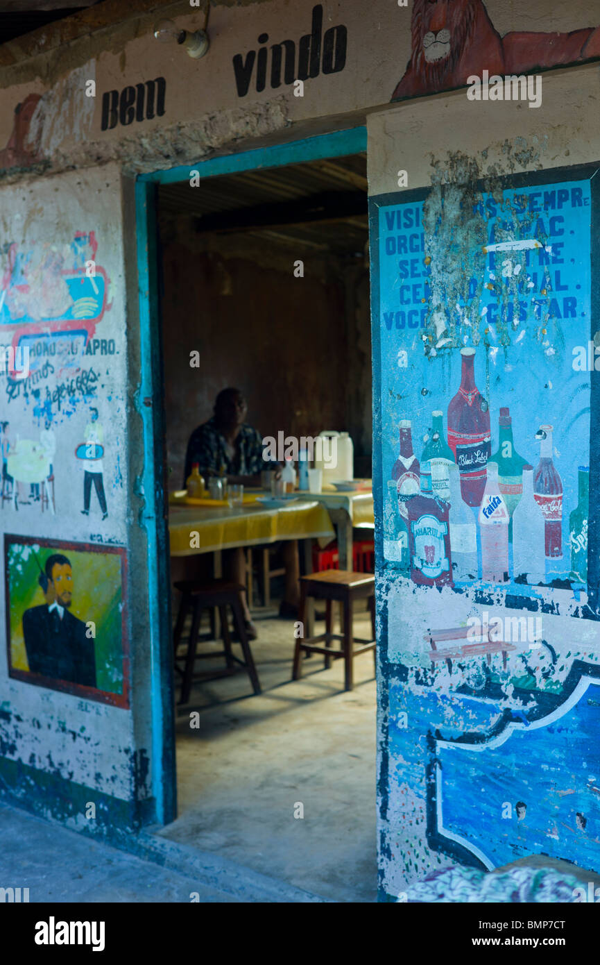 Un piccolo ristorante al mercato di Vilanculos, Mozambico, Africa. Foto Stock