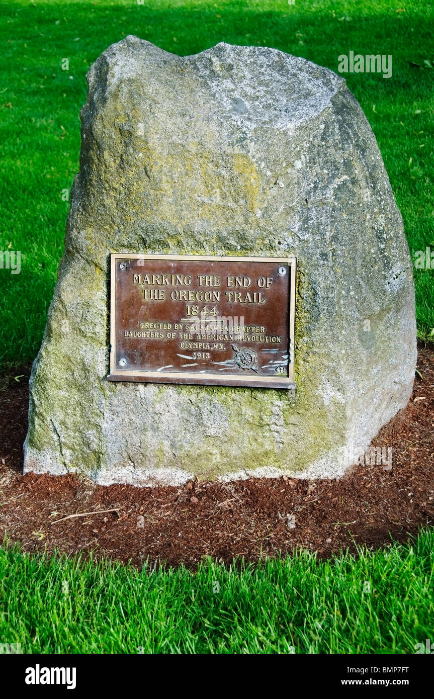 Un grande masso situato nel centro di Olympia è Sylvester Park segna la fine della Oregon Trail. Foto Stock