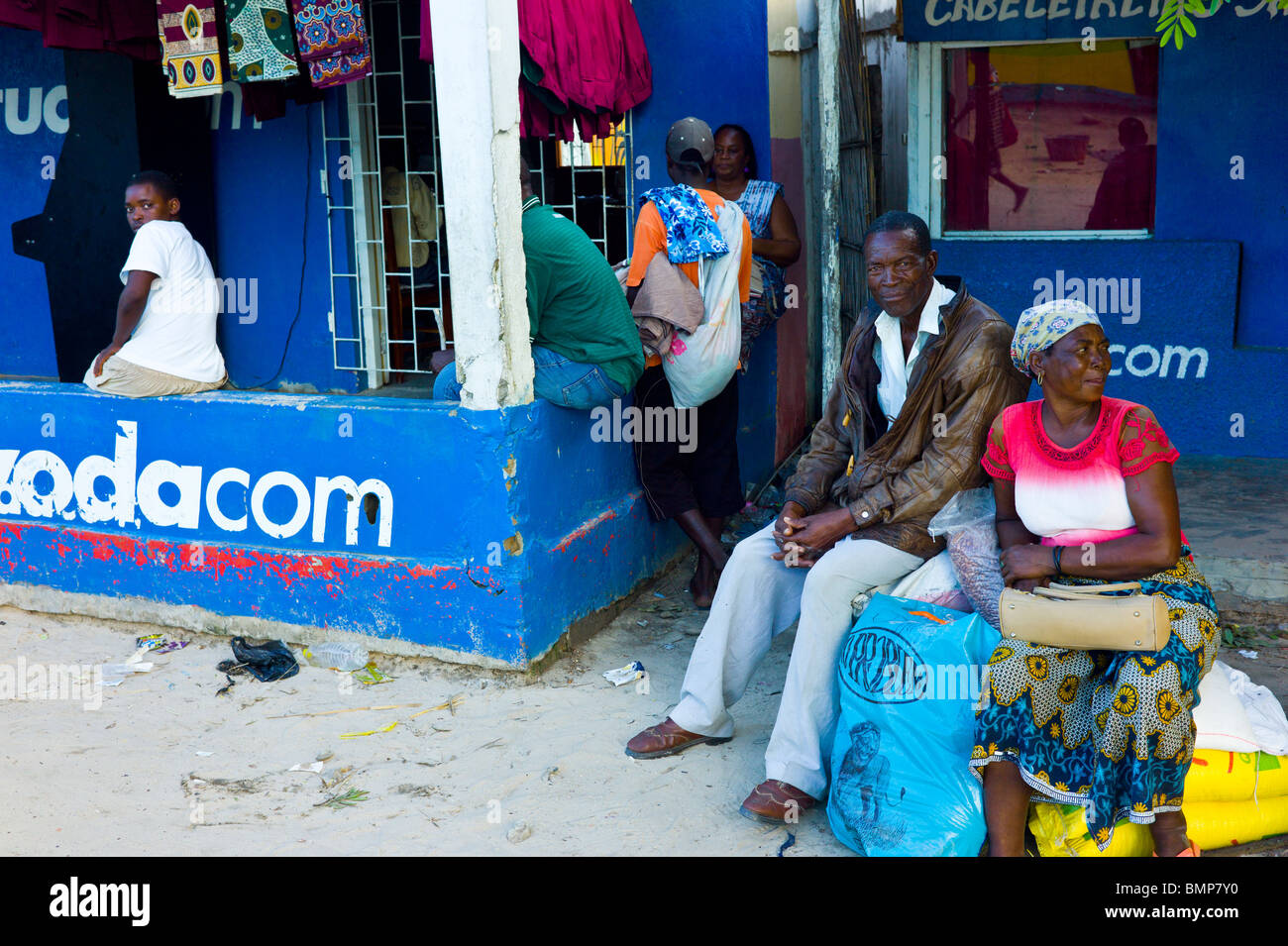 Persone in attesa per il bus a Vilankulos, Mozambico, Africa. Foto Stock