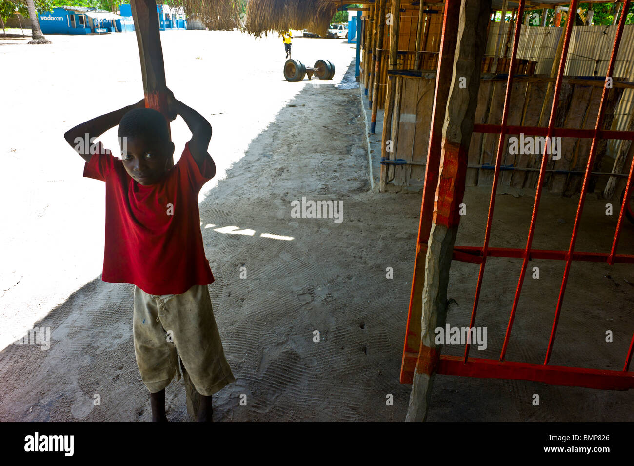 Un giovane ragazzo in un villaggio isolato vicino Pomene, Mozambico, Africa Foto Stock