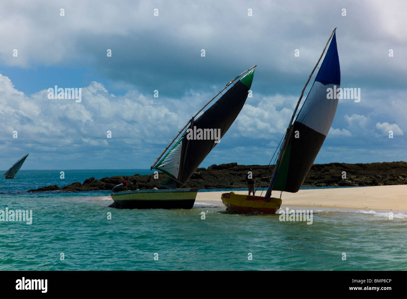 Barche a vela sulle isole di Bazaruto vicino a Vilanculos, Mozambico Foto Stock