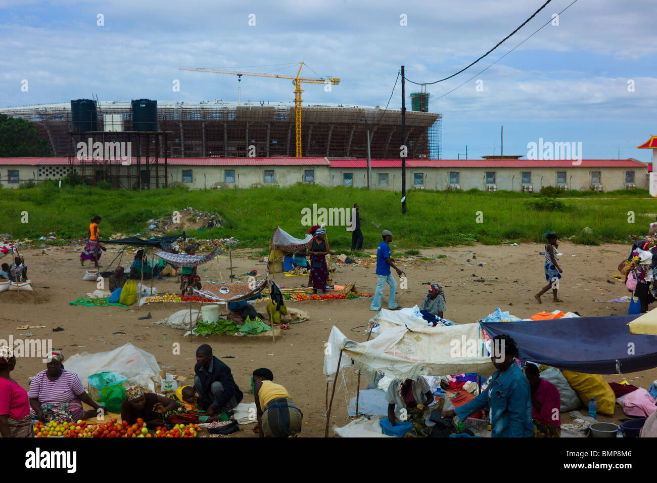 Un mercato informale accanto al nuovo stadio di calcio di Maputo, Mozambico. Foto Stock