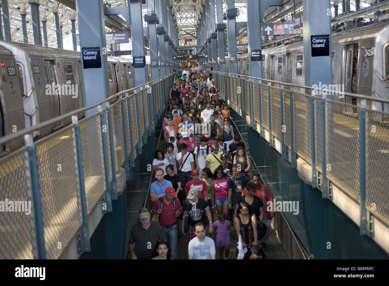 Una folla di gente che scende dalla Stillwell Avenue Coney Island al di sopra del suolo fermata metropolitana diretti per la spiaggia Foto Stock