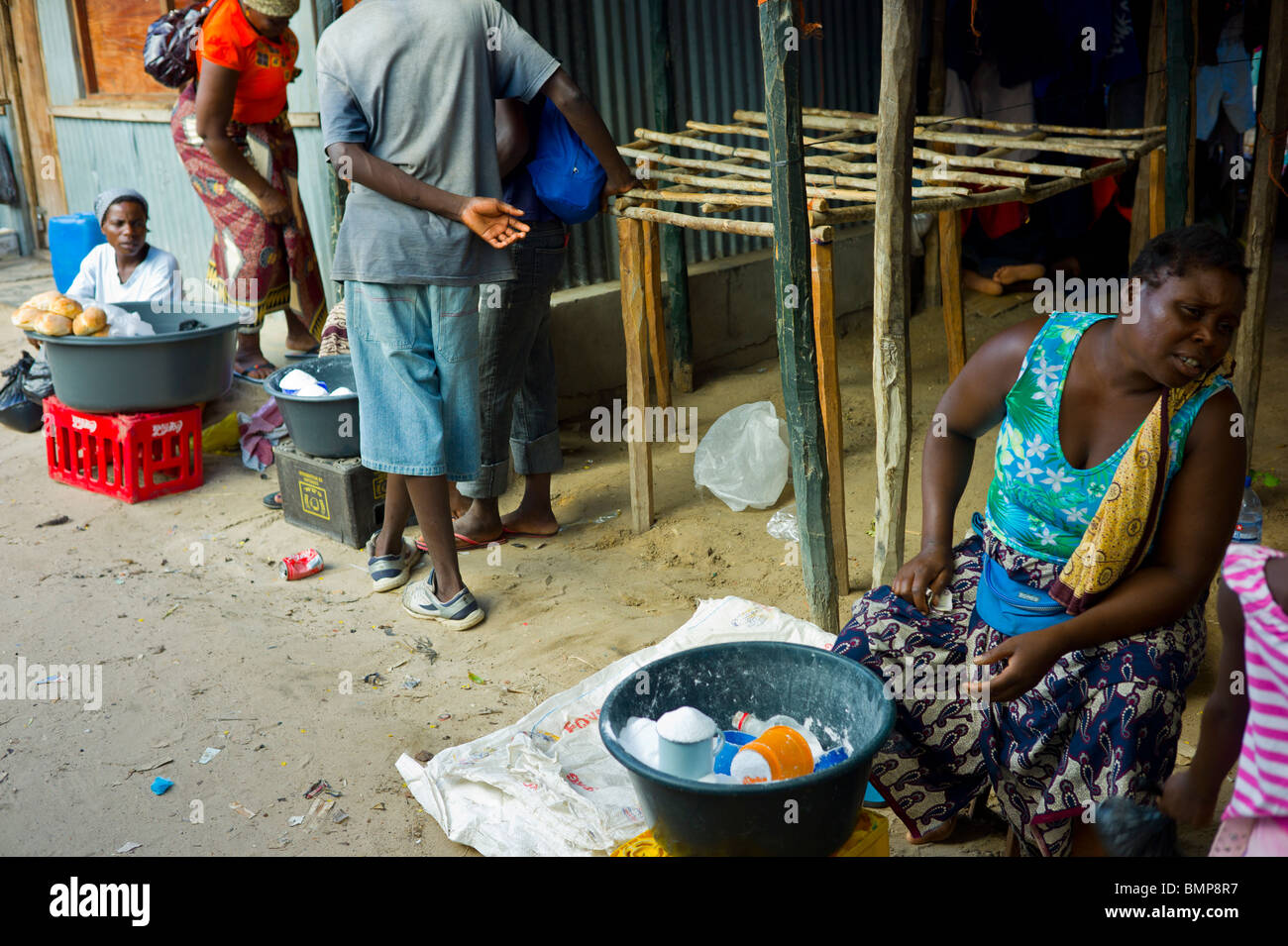 Nel mercato di Vilanculos (Vilankulo), Provincia di Inhambane, Mozambico, Africa. Foto Stock