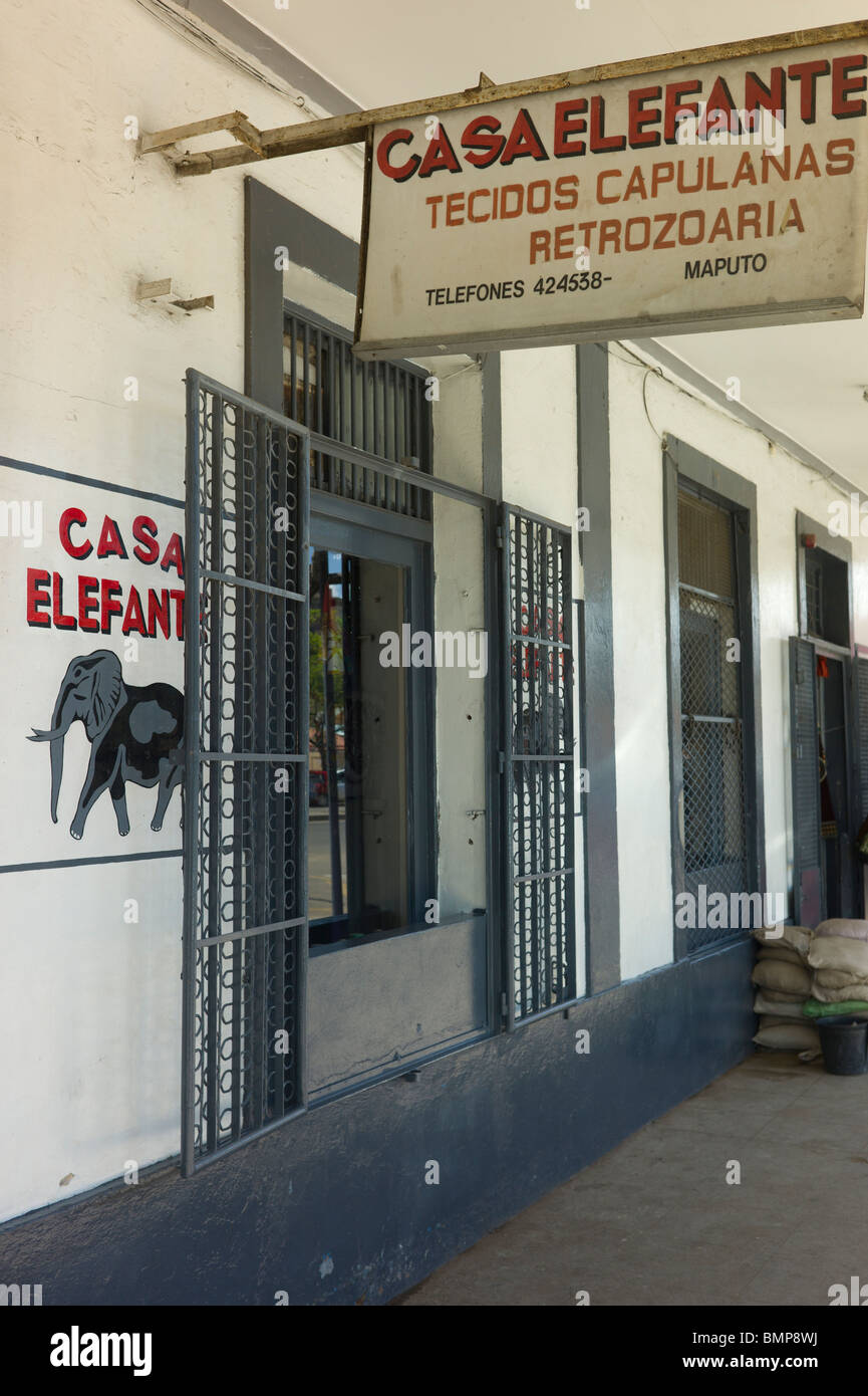 La casa di elefante, un negozio di tessuti a Maputo, Mozambico Foto Stock