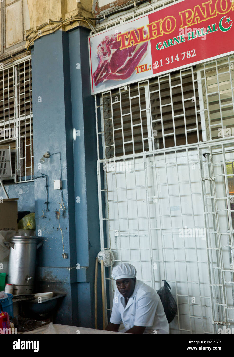 Un macellaio presso il Mercado Municipal a Maputo, Mozambico. Foto Stock