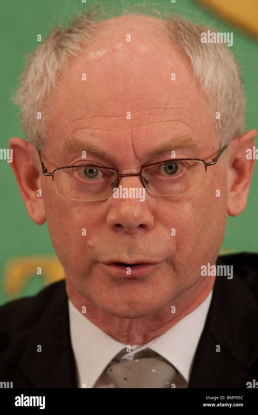 Herman Van Rompuy, Presidente del Consiglio europeo, parlando in una conferenza stampa tenutasi a Tokio, Giappone, mercoledì 28 aprile 2010. Foto Stock