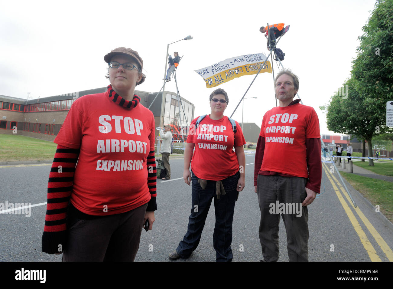 Manifestanti blocco Manchester Airport Freight Terminal Manchester Regno Unito contro l aeroporto di espansione e di cambiamento climatico danni Foto Stock