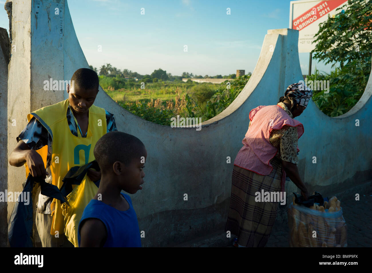 La gente del posto in attesa ad una fermata degli autobus a Maputo, Mozambico, Africa. Foto Stock