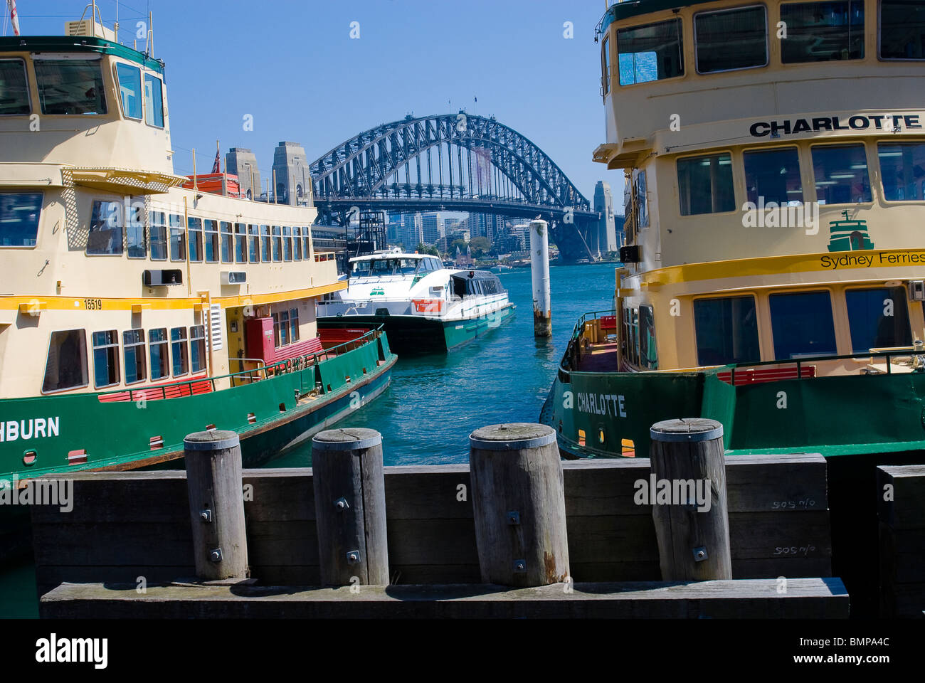 Sydney Harbour Ferries con Harbour Bridge sullo sfondo Foto Stock