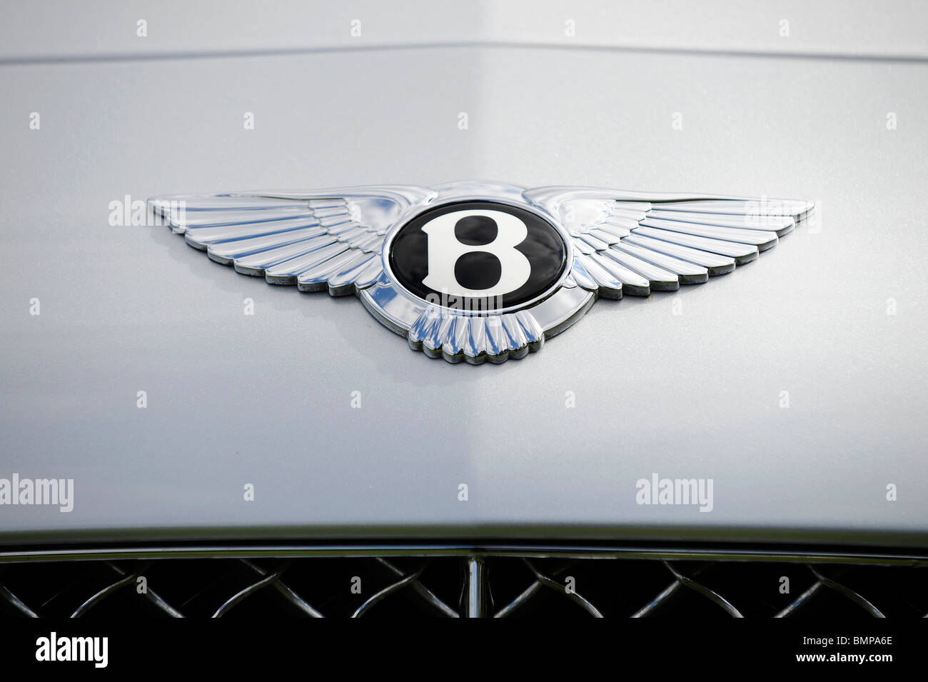 Bentley monogramma sul cofano del motore di un automobile Foto Stock