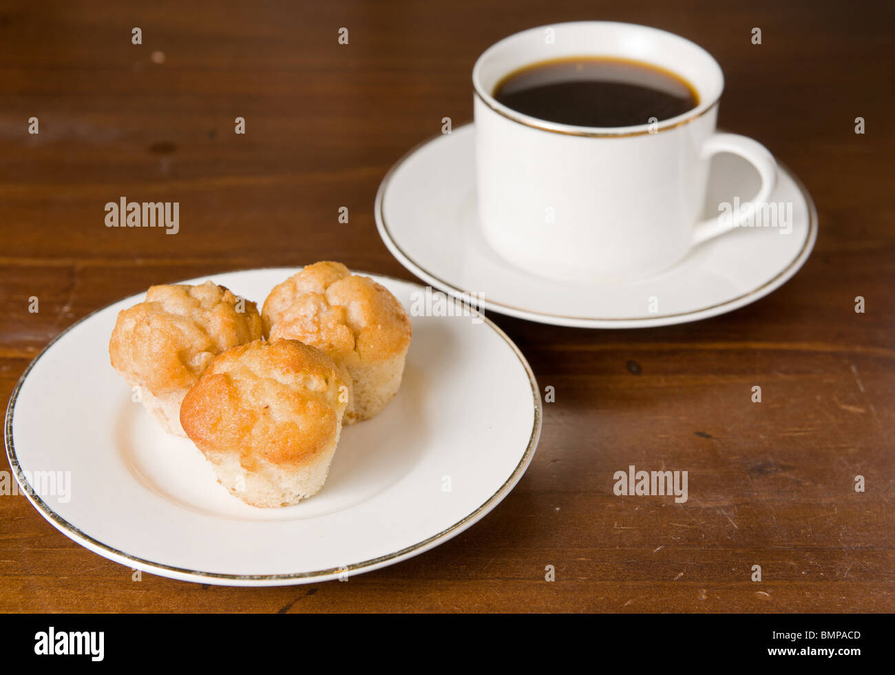 Caffè e muffin torte sul tavolo per il tè del pomeriggio Foto Stock