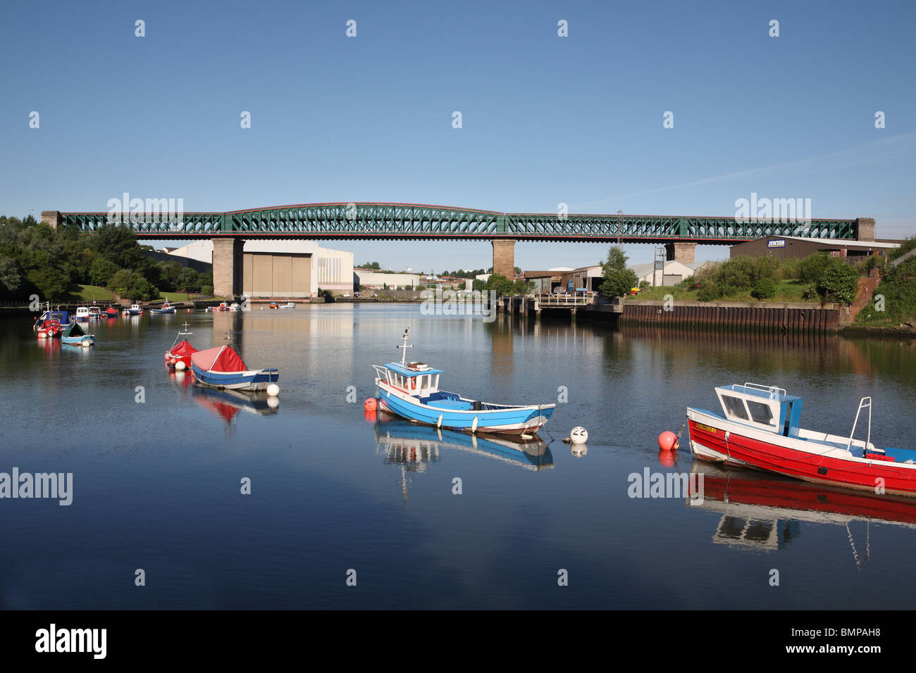 Barche ormeggiate sotto la Regina Alexandra ponte sopra il fiume indossare a Sunderland, England, Regno Unito Foto Stock