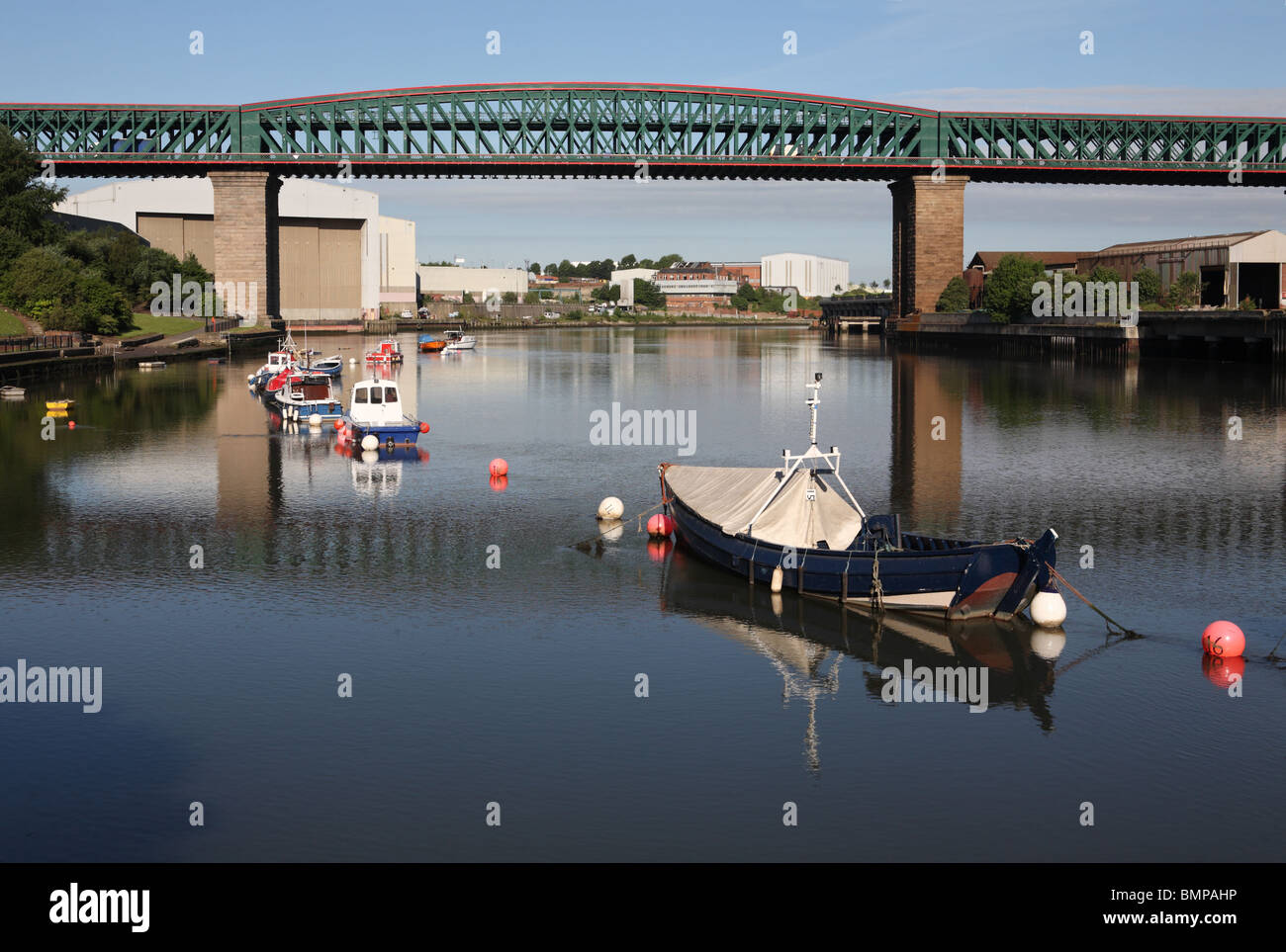 Barche ormeggiate sotto la Regina Alexandra ponte sopra il fiume indossare a Sunderland, England, Regno Unito Foto Stock