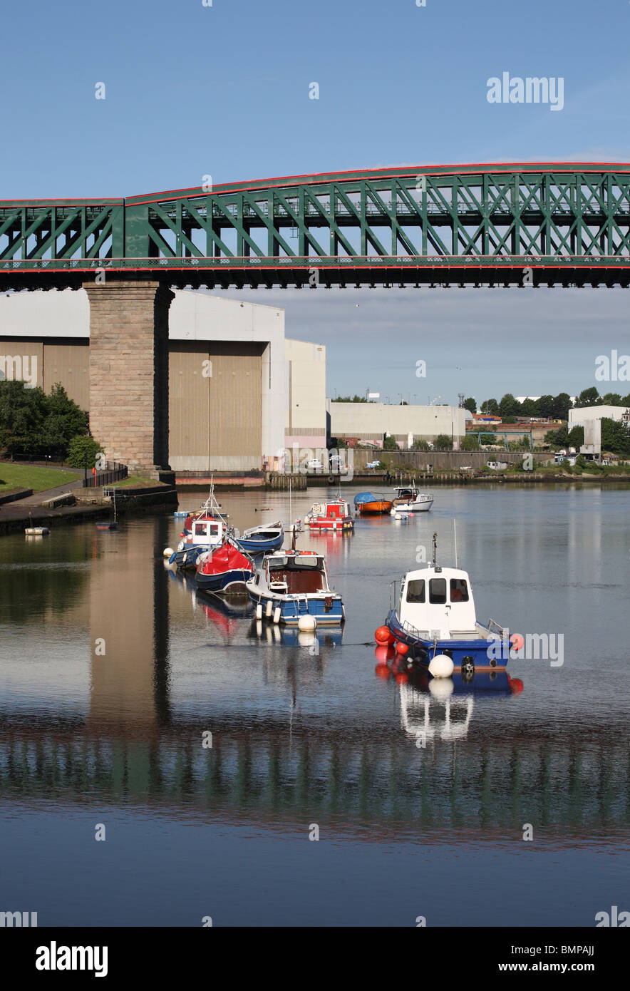 Barche ormeggiate sotto la Regina Alexandra ponte sopra il fiume indossare a Sunderland, England, Regno Unito Foto Stock