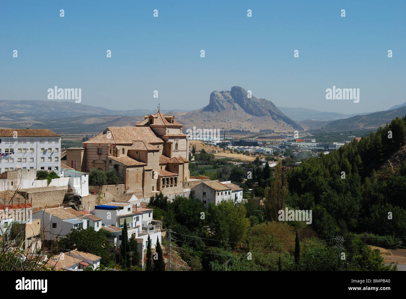 Chiesa con gli appassionati di montagna il posteriore, Antequera, provincia di Malaga, Andalusia, Spagna, Europa occidentale. Foto Stock